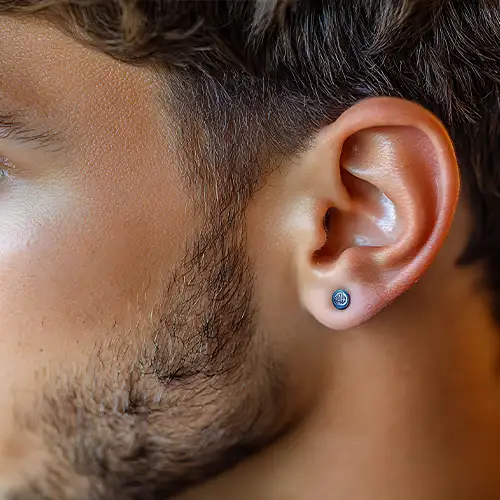 Piercing oreille bleu